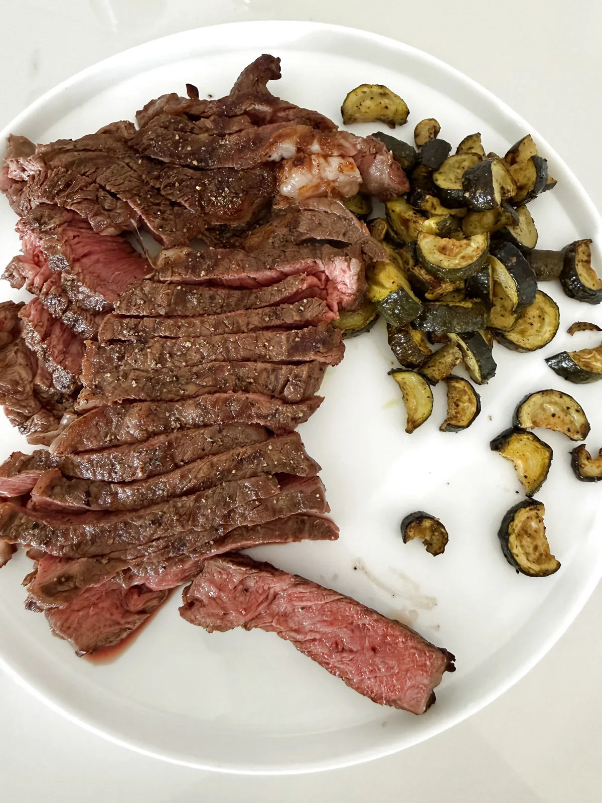 Goveji steak s pečenimi bučkami Goveji steak s pečenimi bučkami