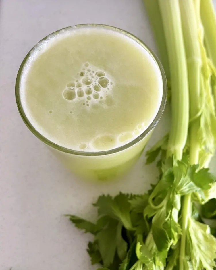 Kozarec svežega soka stebelne zelene ob vodi, limoni in kolagenu za jutranjo hidracijo