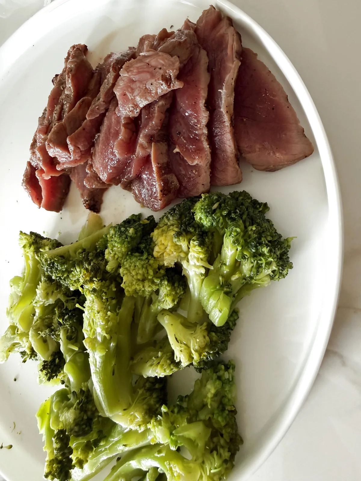 pust steak z brokolijem na krožniku
