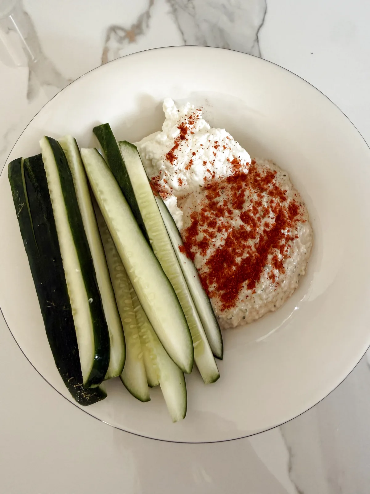 keto prigrizki z veliko beljakovinami na krožniku