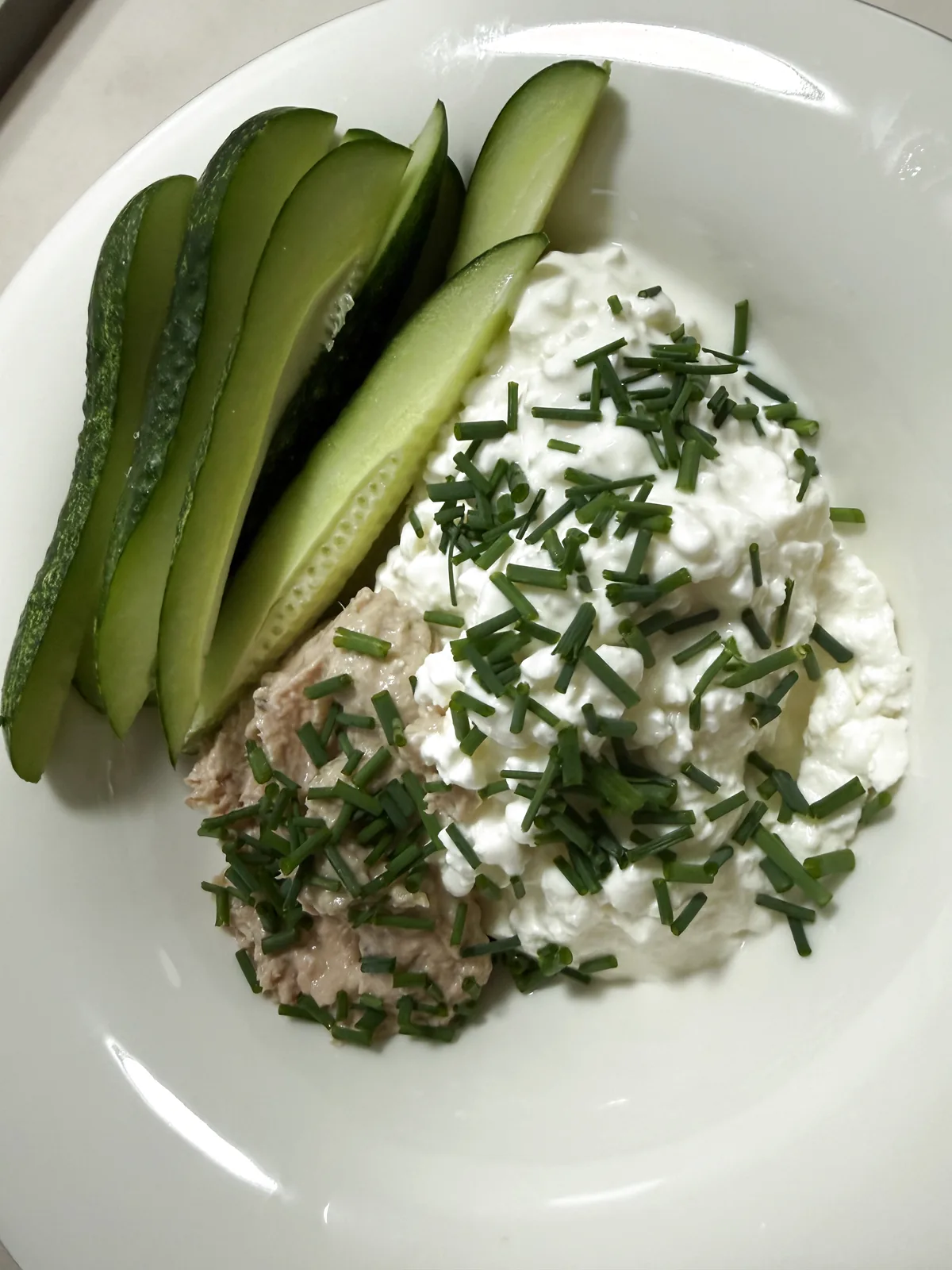 Keto večerja z zrnatim sirom in ribjim namazom